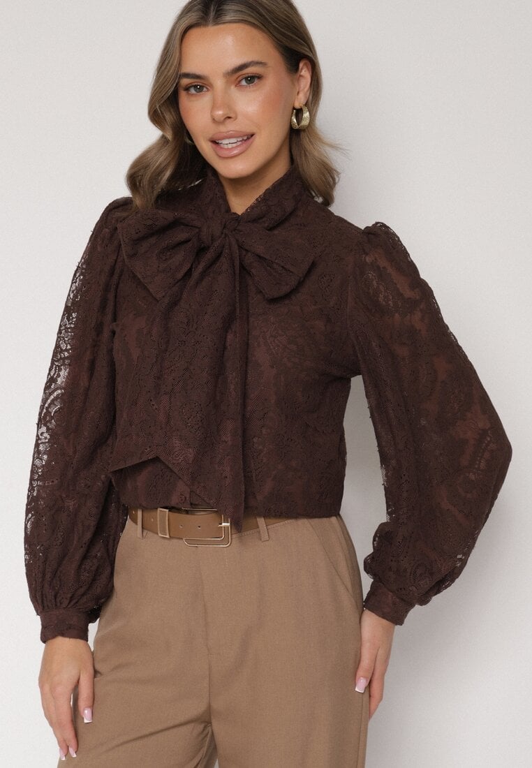 Brązowa Koronkowa Koszula z Bufiastymi Rękawami i Kokardą przy Dekolcie Sewane