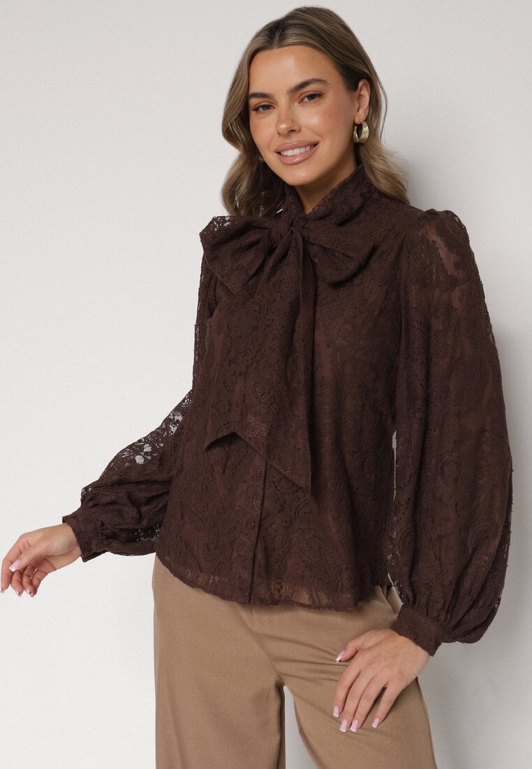 Brązowa Koronkowa Koszula z Bufiastymi Rękawami i Kokardą przy Dekolcie Sewane