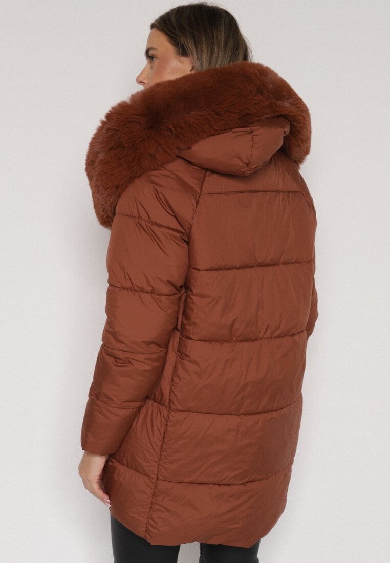Brązowa Pikowana Kurtka o Pudełkowym Kroju z Odpinanym Futerkiem i Ozdobnym Suwakiem Hedilina