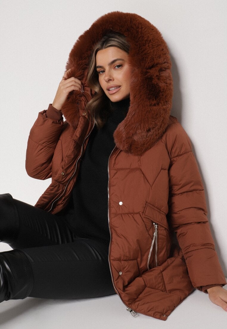 Brązowa Pikowana Kurtka o Pudełkowym Kroju z Odpinanym Futerkiem i Ozdobnym Suwakiem Hedilina