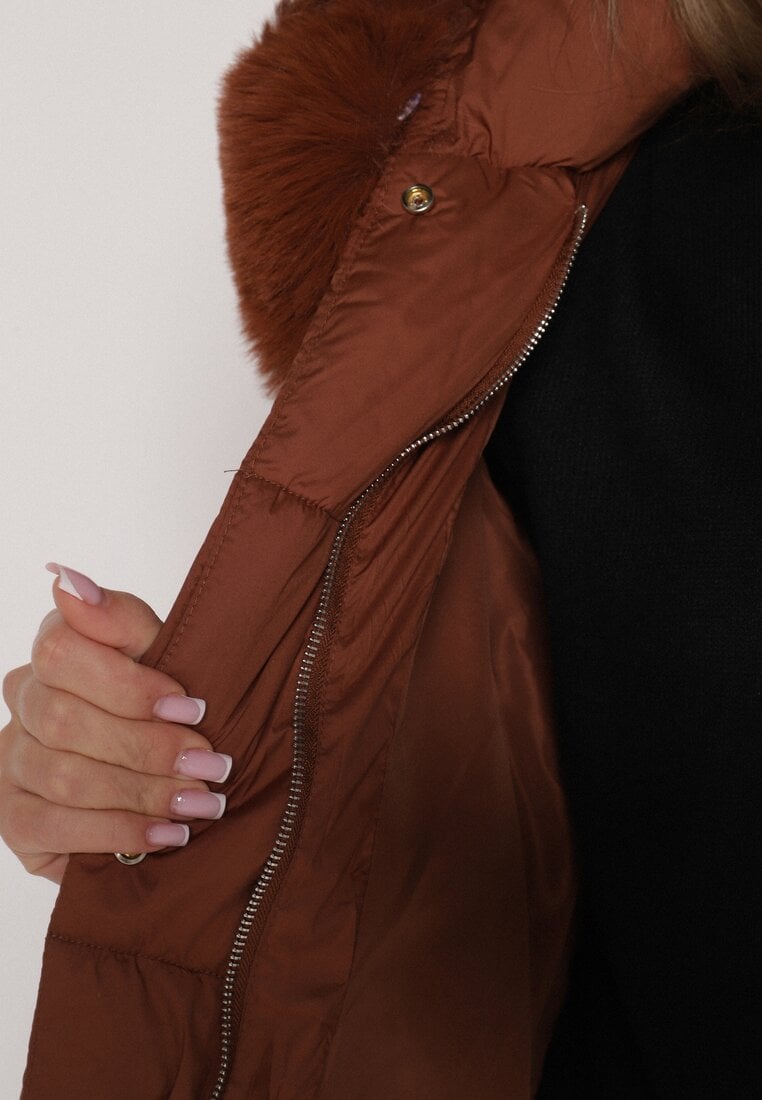 Brązowa Pikowana Kurtka o Pudełkowym Kroju z Odpinanym Futerkiem i Ozdobnym Suwakiem Hedilina