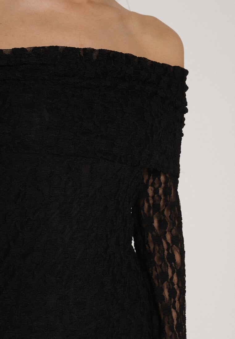 Czarna Koktajlowa Sukienka z Odkrytymi Ramionami z Koronki Eperrie