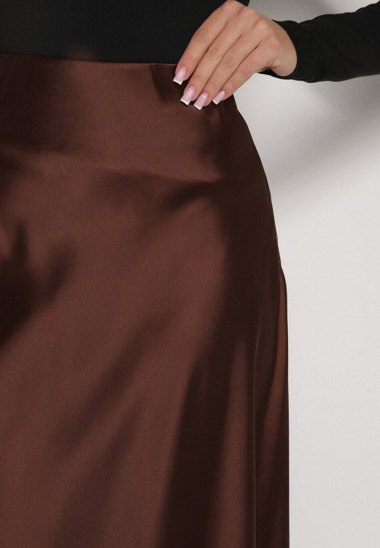 Brązowa Rozkloszowana Midi Spódnica Satynowa Zapinana na Suwak z Gumką w Pasie Williwarne