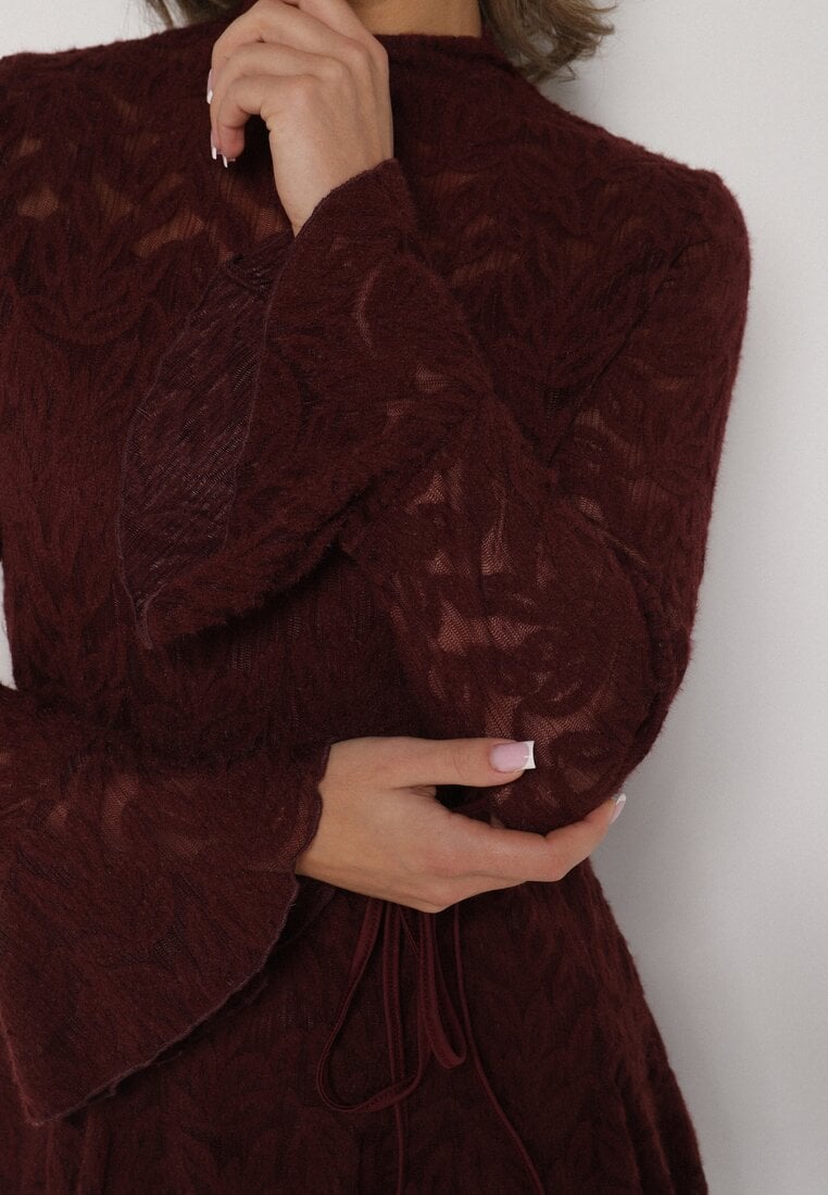 Bordowa Koronkowa Sukienka z Wiązaniem Półgolfem i Falbankami Alnefera