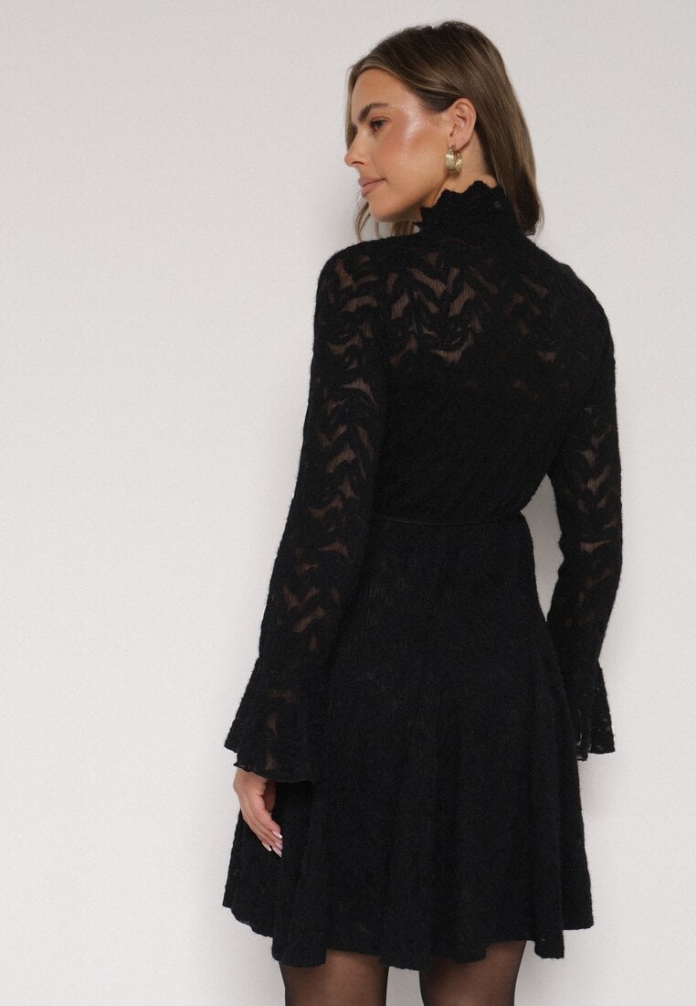 Czarna Koronkowa Sukienka z Wiązaniem Półgolfem i Falbankami Alnefera