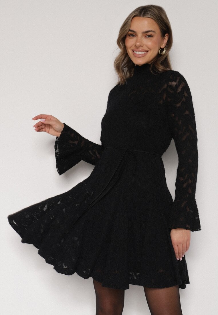 Czarna Koronkowa Sukienka z Wiązaniem Półgolfem i Falbankami Alnefera
