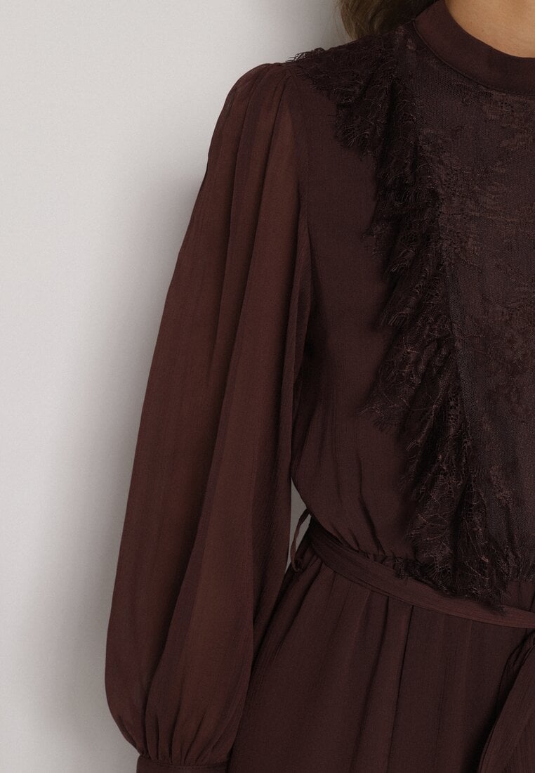 Brązowa Elegancka Sukienka z Bufiastymi Rękawami i Koronkowymi Falbankami Sewlina
