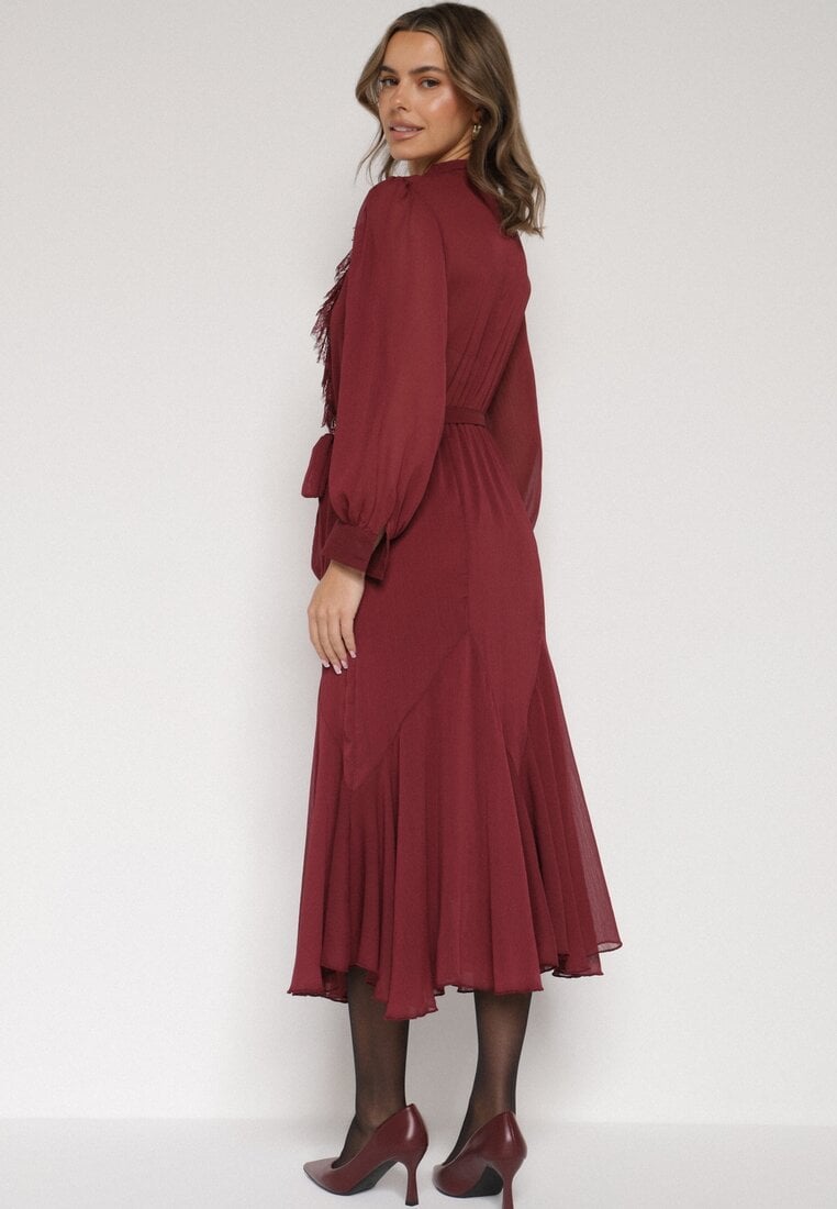 Bordowa Elegancka Sukienka z Bufiastymi Rękawami i Koronkowymi Falbankami Sewlina