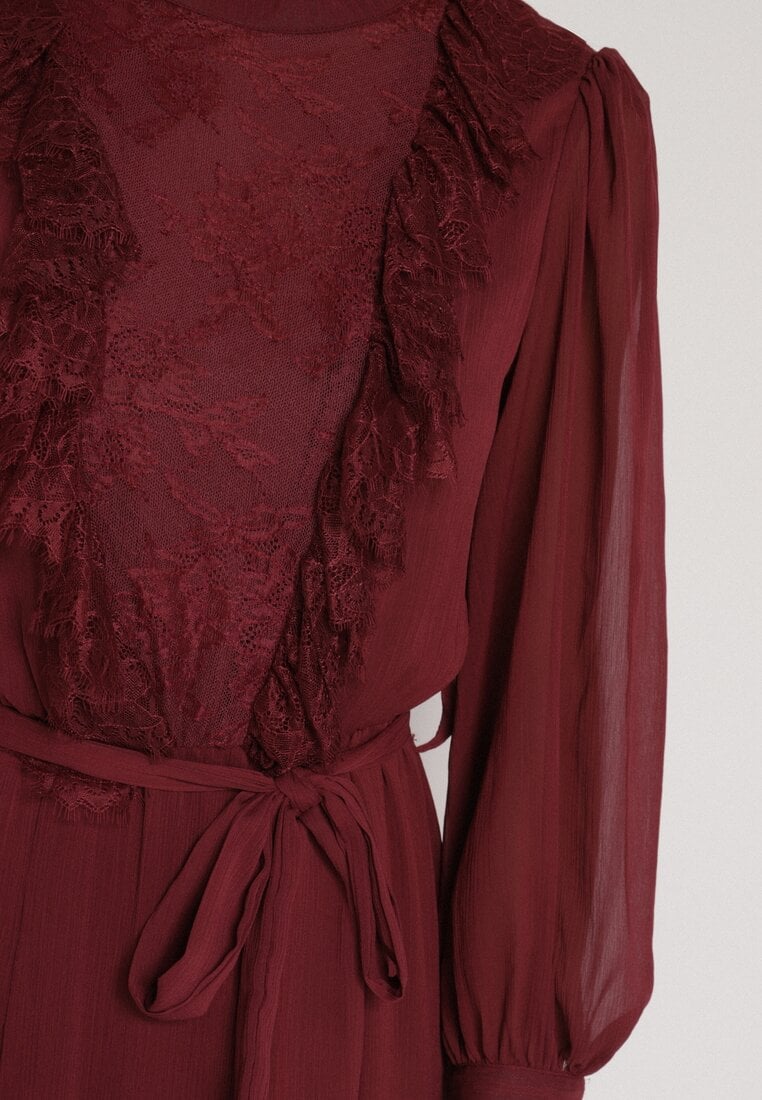 Bordowa Elegancka Sukienka z Bufiastymi Rękawami i Koronkowymi Falbankami Sewlina