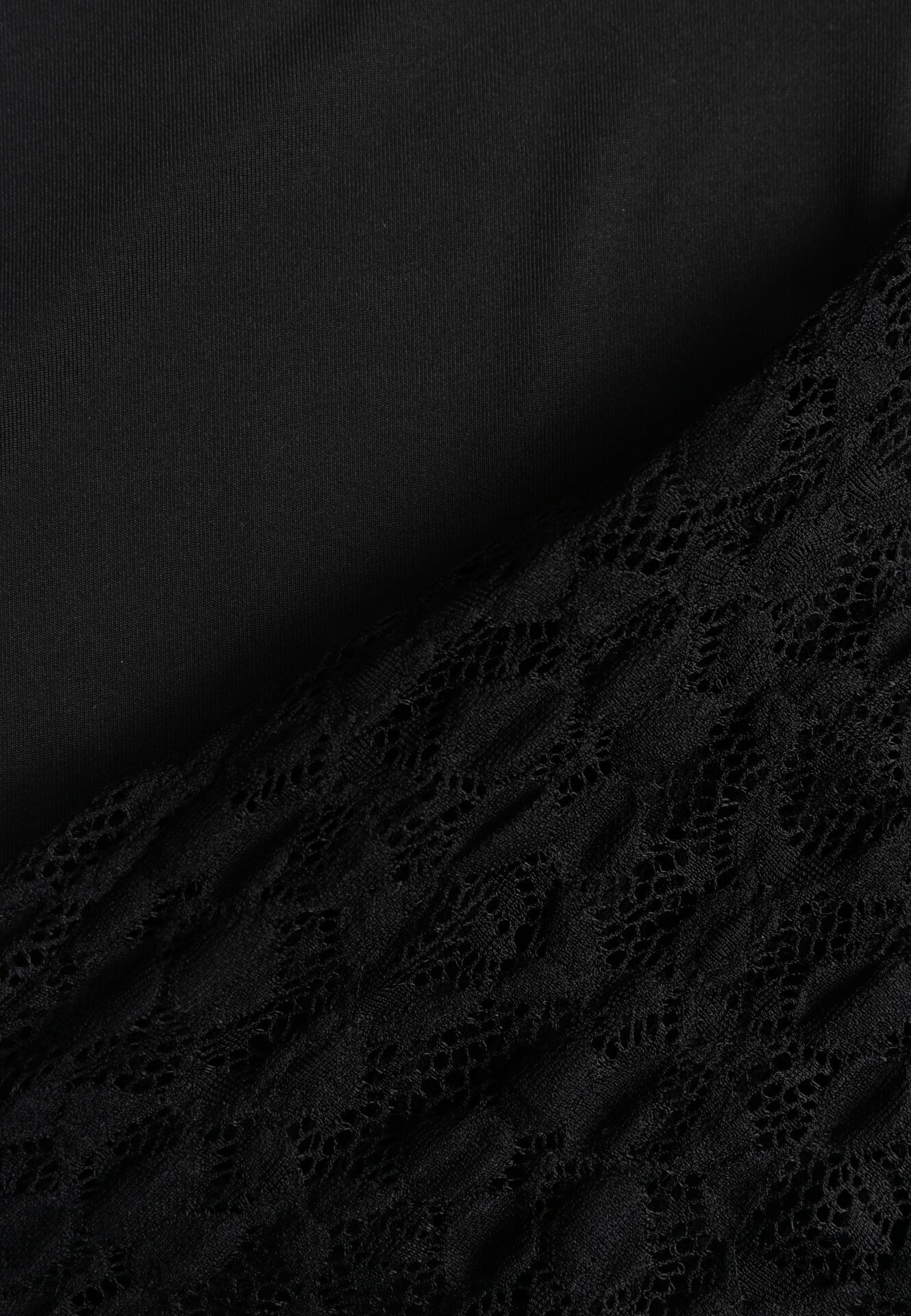 Czarna Koronkowa Sukienka Taliowana z Odkrytymi Plecami Talifera