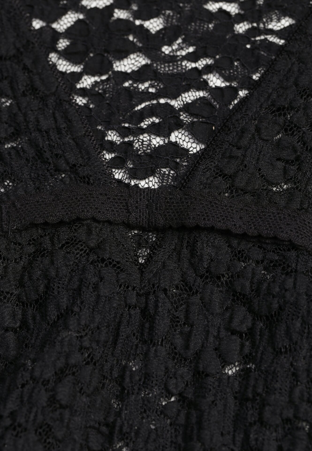 Czarna Koronkowa Bluzka z Długim Rękawem i Dekoltem w Serek Senafera