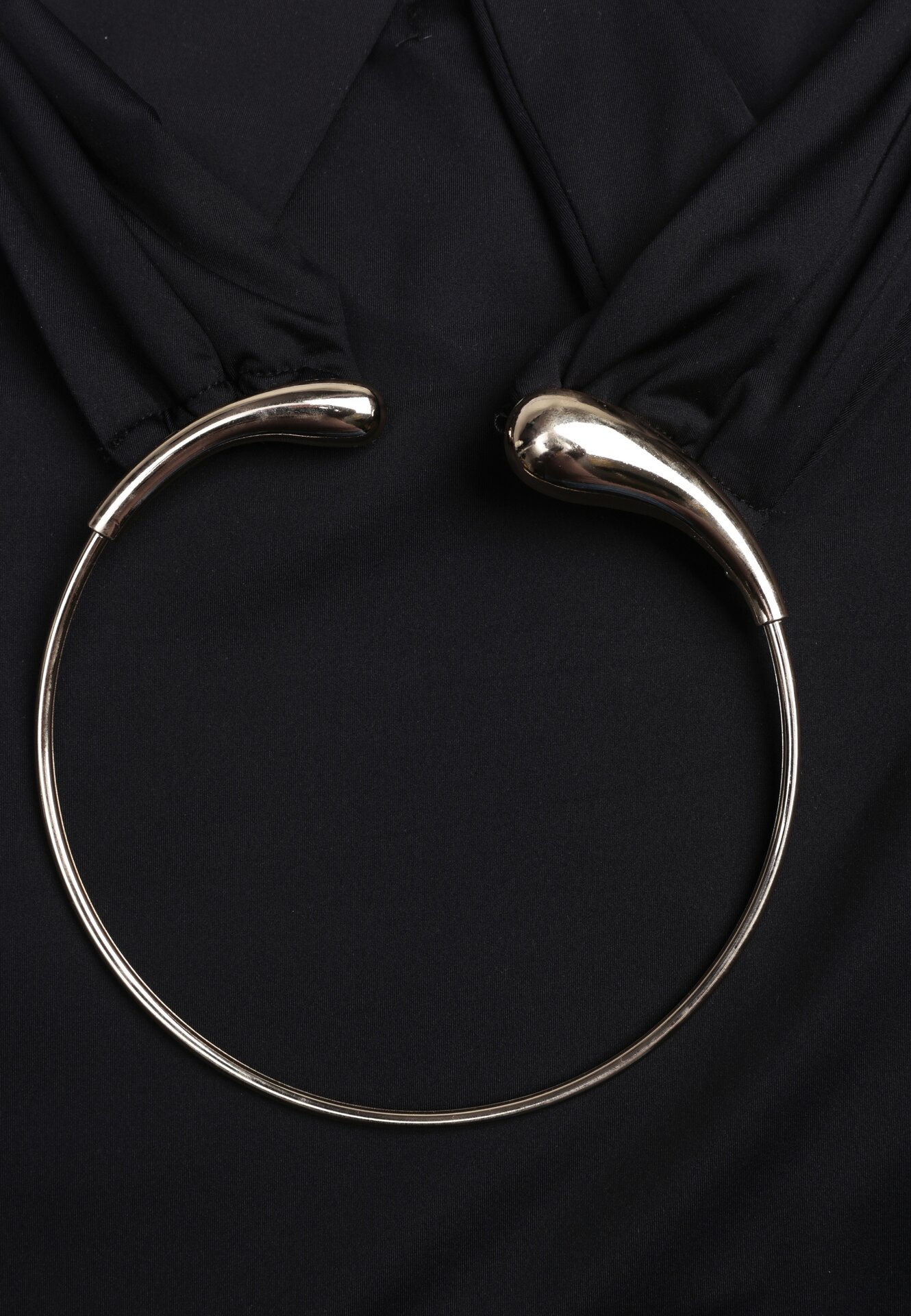 Czarna Sukienka Koktajlowa z Dekoltem Halter i Odkrytymi Plecami Sewrina