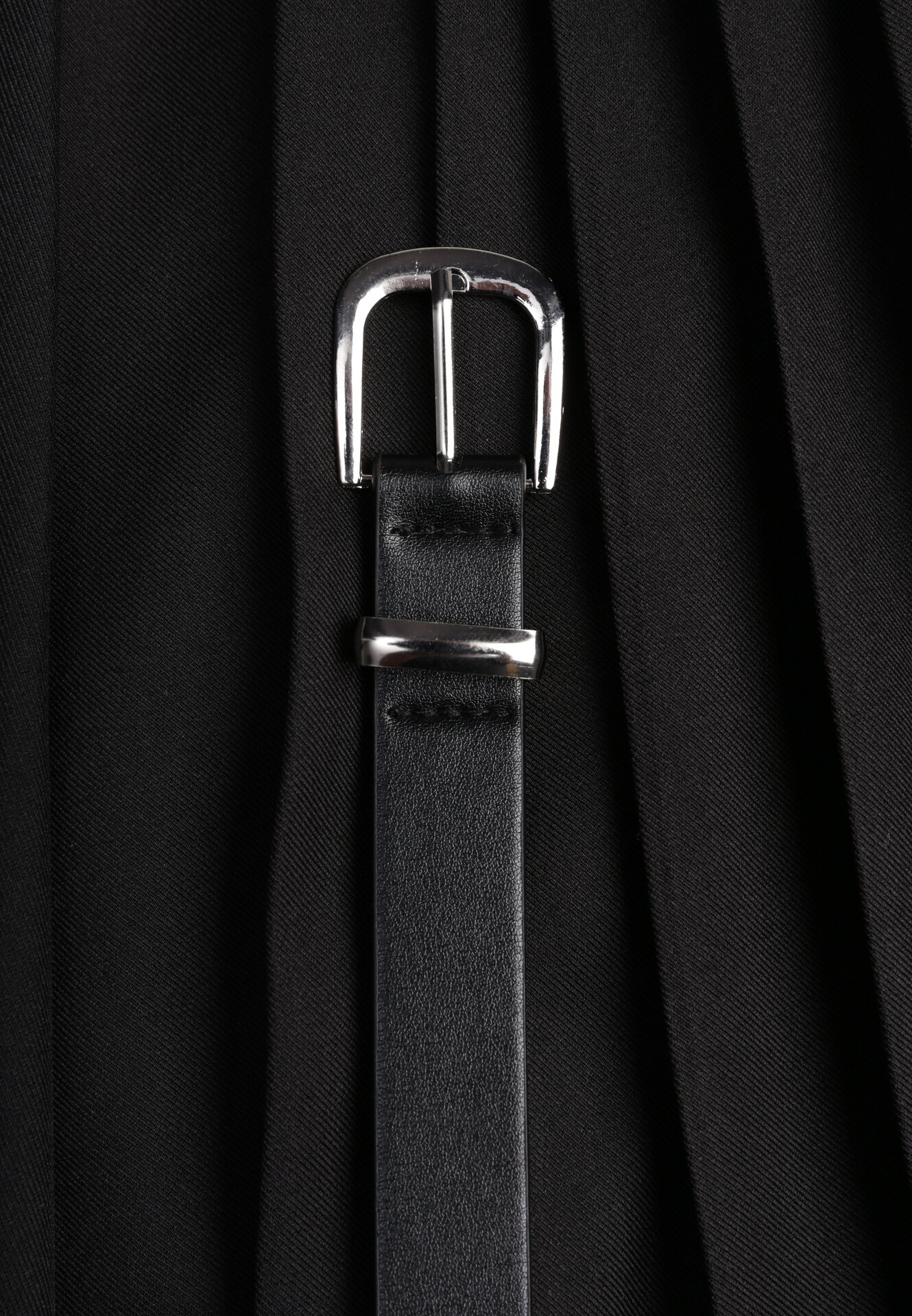 Czarna Wiskozowa Spódnica o Rozkloszowanym Kroju z Paskiem z Klamrą Lawedisa