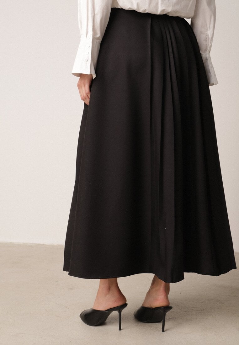 Czarna Wiskozowa Spódnica o Rozkloszowanym Kroju z Paskiem z Klamrą Lawedisa