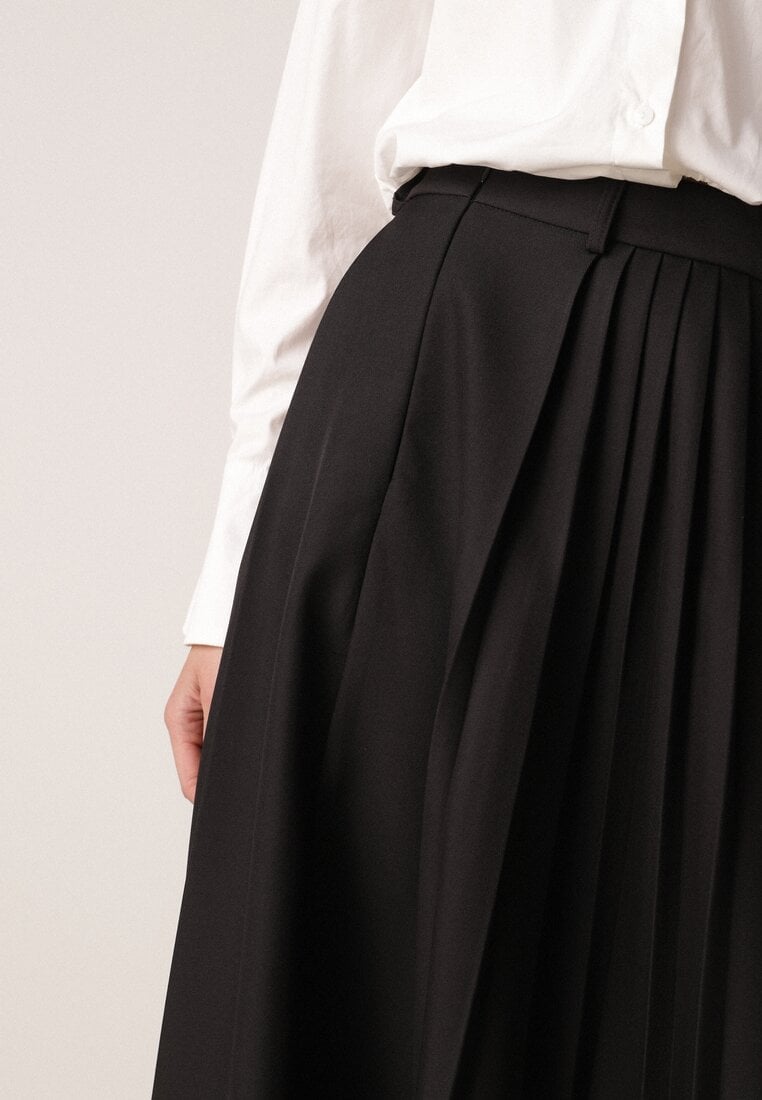 Czarna Wiskozowa Spódnica o Rozkloszowanym Kroju z Paskiem z Klamrą Lawedisa