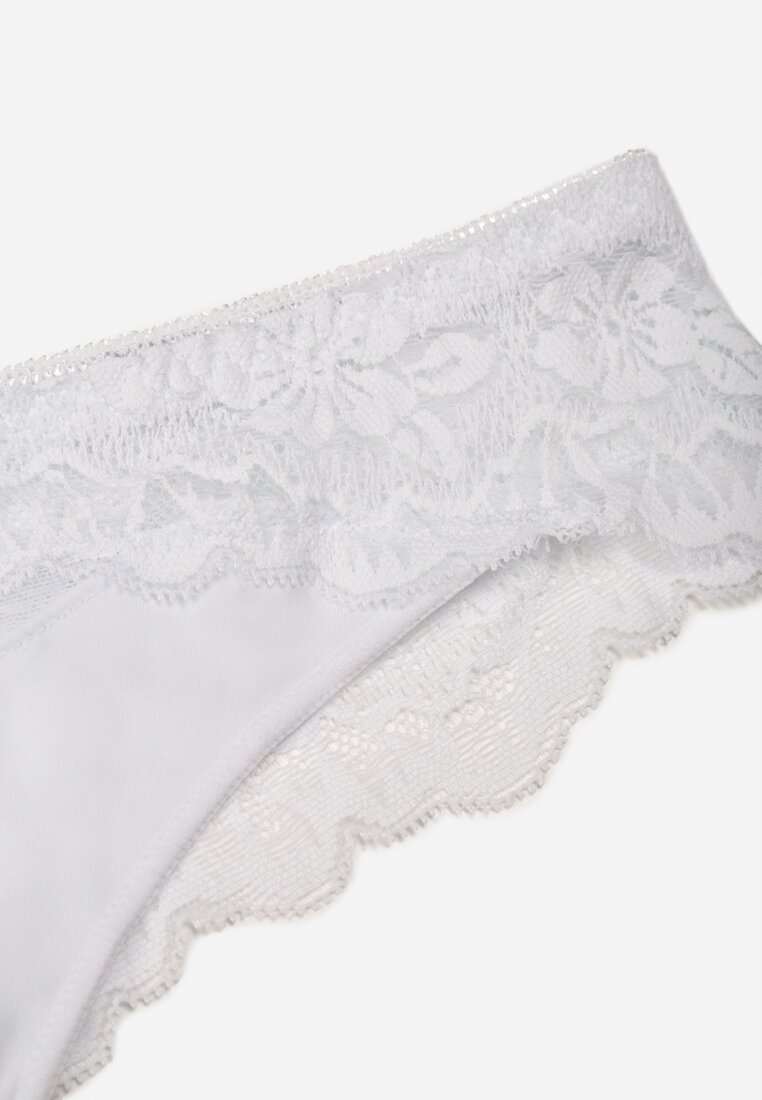 Białe Majtki Typu Stringi z Koronką Nedareanes