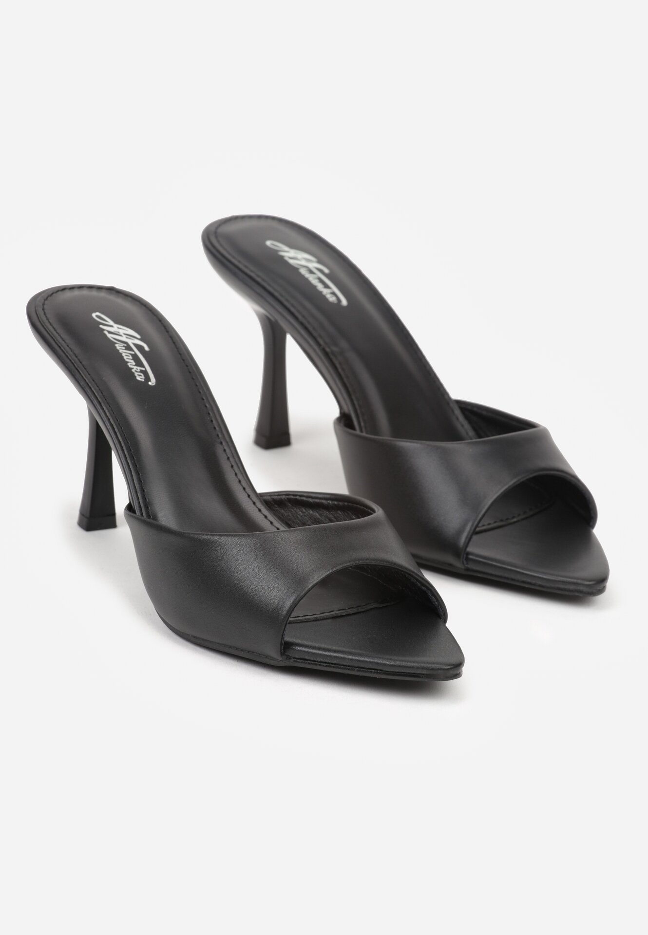 Czarne Klapki na Szpilce z Otwartym Noskiem w Szpic Sewnessa