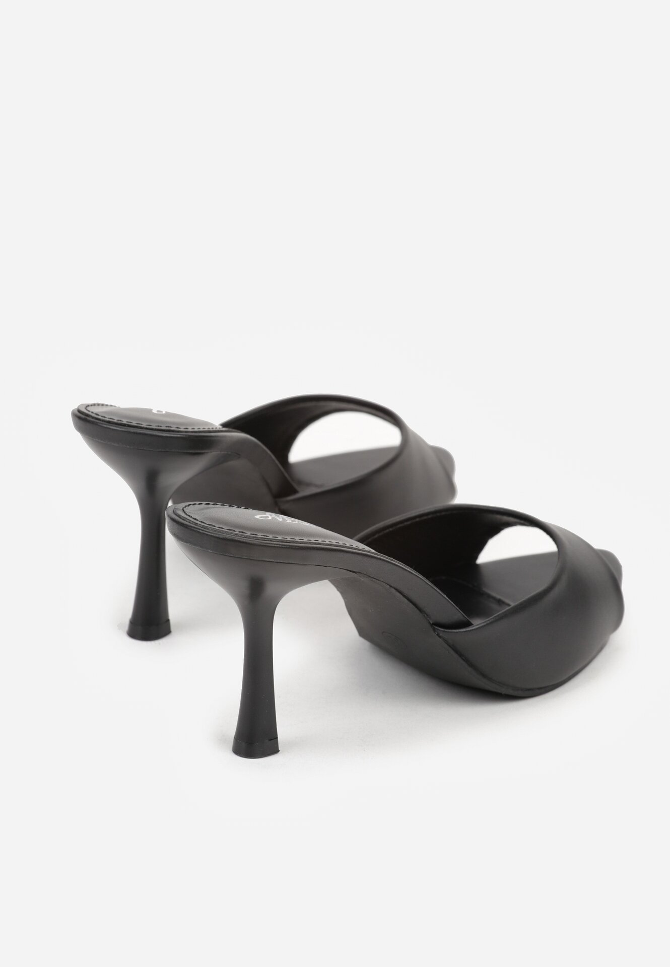 Czarne Klapki na Szpilce z Otwartym Noskiem w Szpic Sewnessa