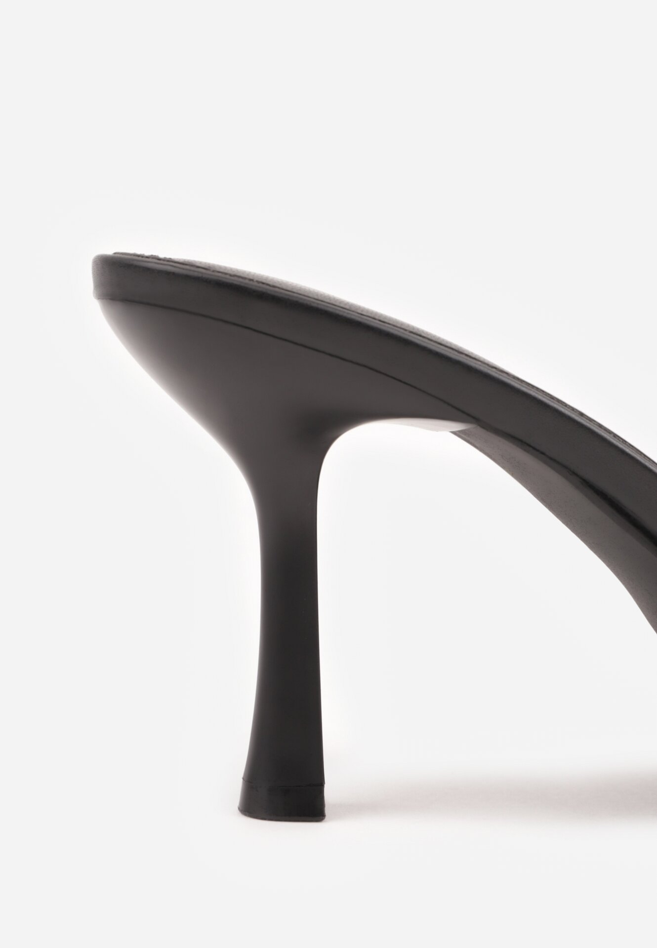 Czarne Klapki na Szpilce z Otwartym Noskiem w Szpic Sewnessa