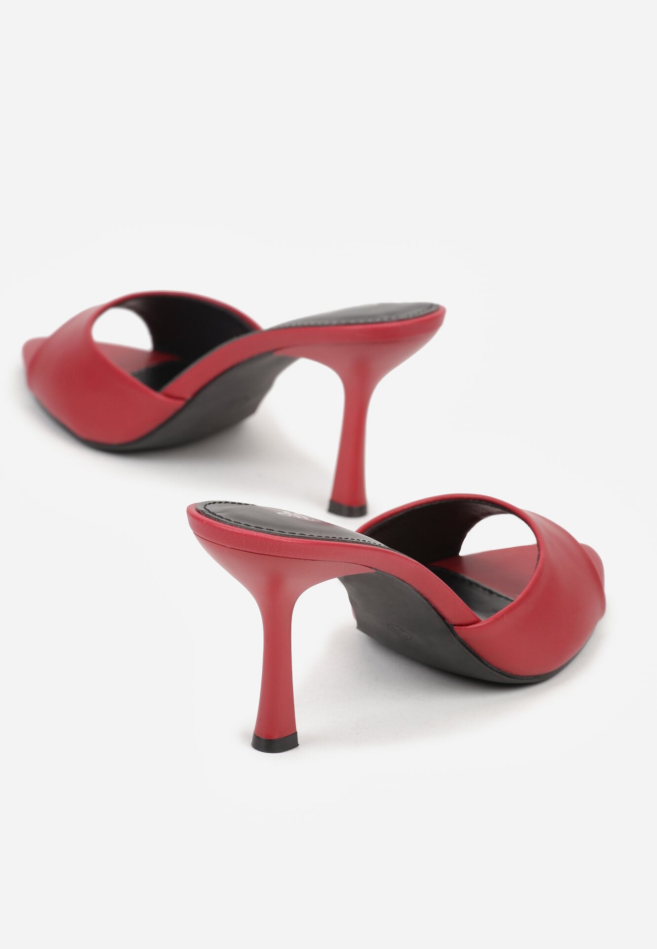 Bordowe Klapki na Szpilce z Otwartym Noskiem w Szpic Sewnessa