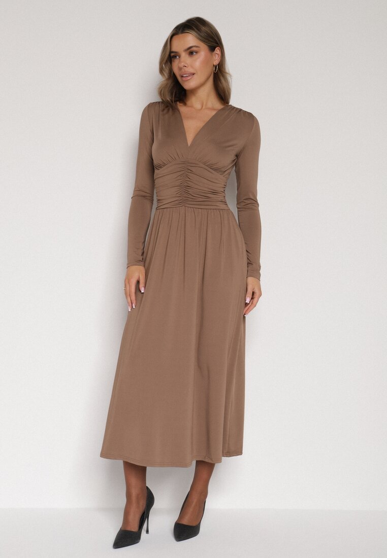 Brązowa Marszczona Sukienka Taliowana z Wiskozą z Dekoltem V i Długim Rękawem Emirie