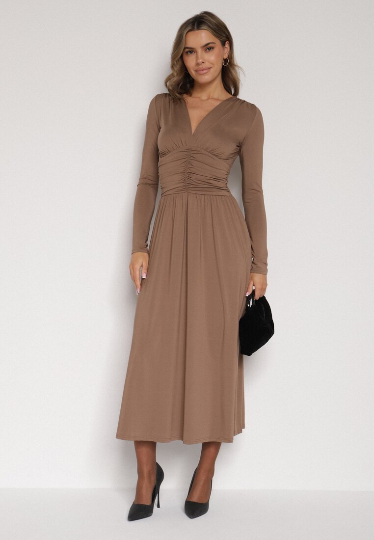 Brązowa Marszczona Sukienka Taliowana z Wiskozą z Dekoltem V i Długim Rękawem Emirie