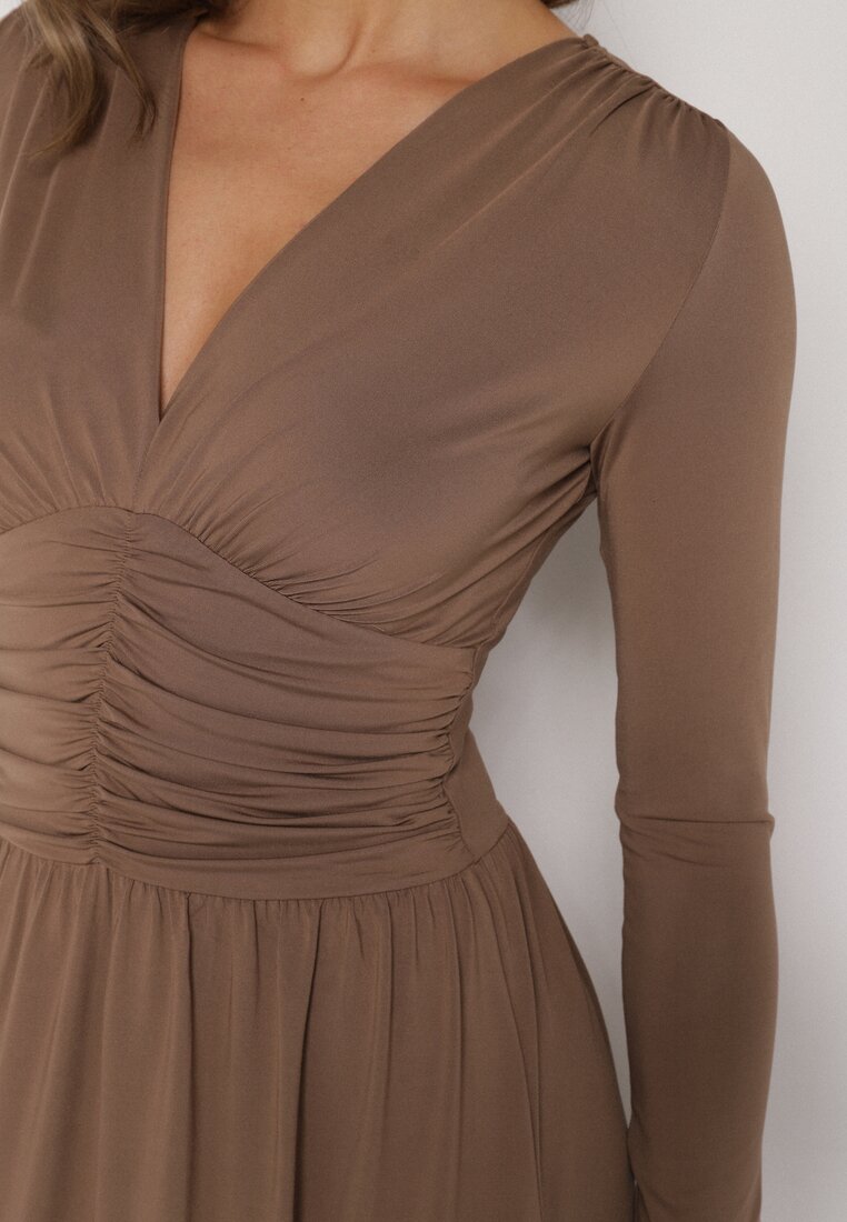 Brązowa Marszczona Sukienka Taliowana z Wiskozą z Dekoltem V i Długim Rękawem Emirie