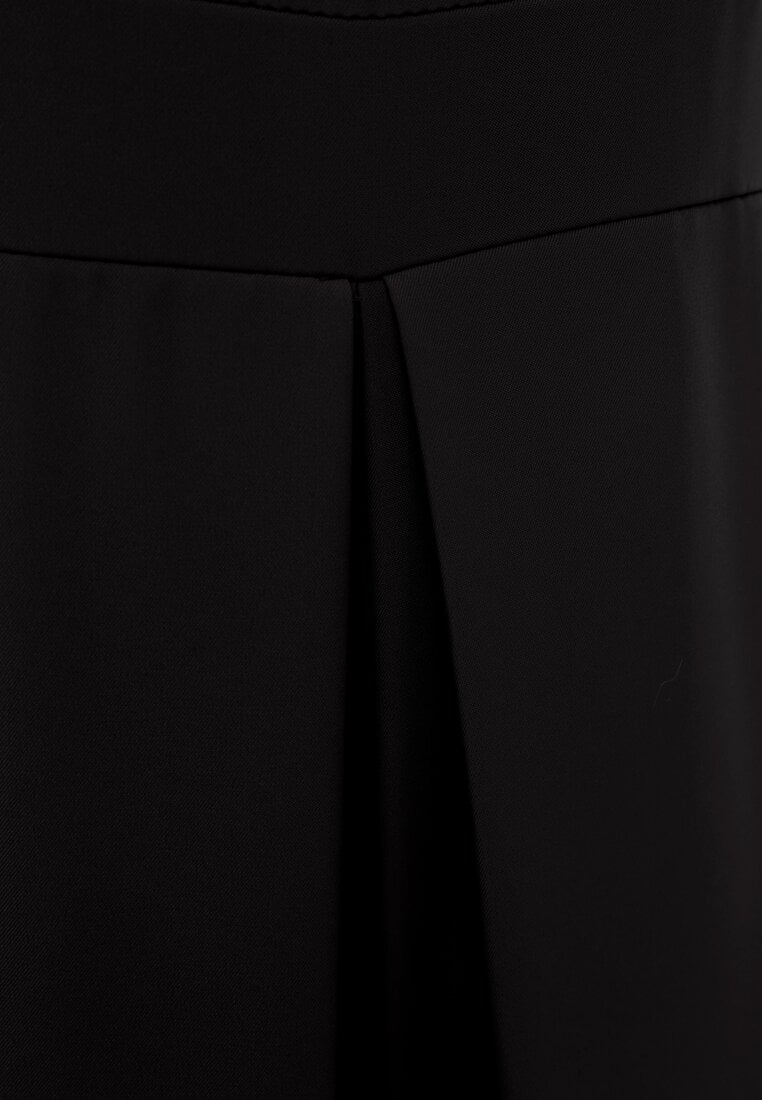 Czarny Elegancki Kombinezon z Ozdobnymi Zakładkami Zellysha