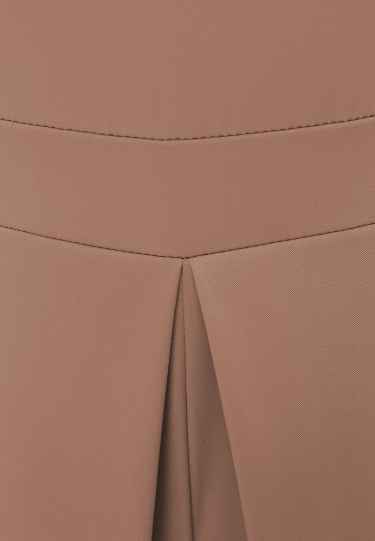 Ciemnobeżowy Elegancki Kombinezon z Ozdobnymi Zakładkami Zellysha