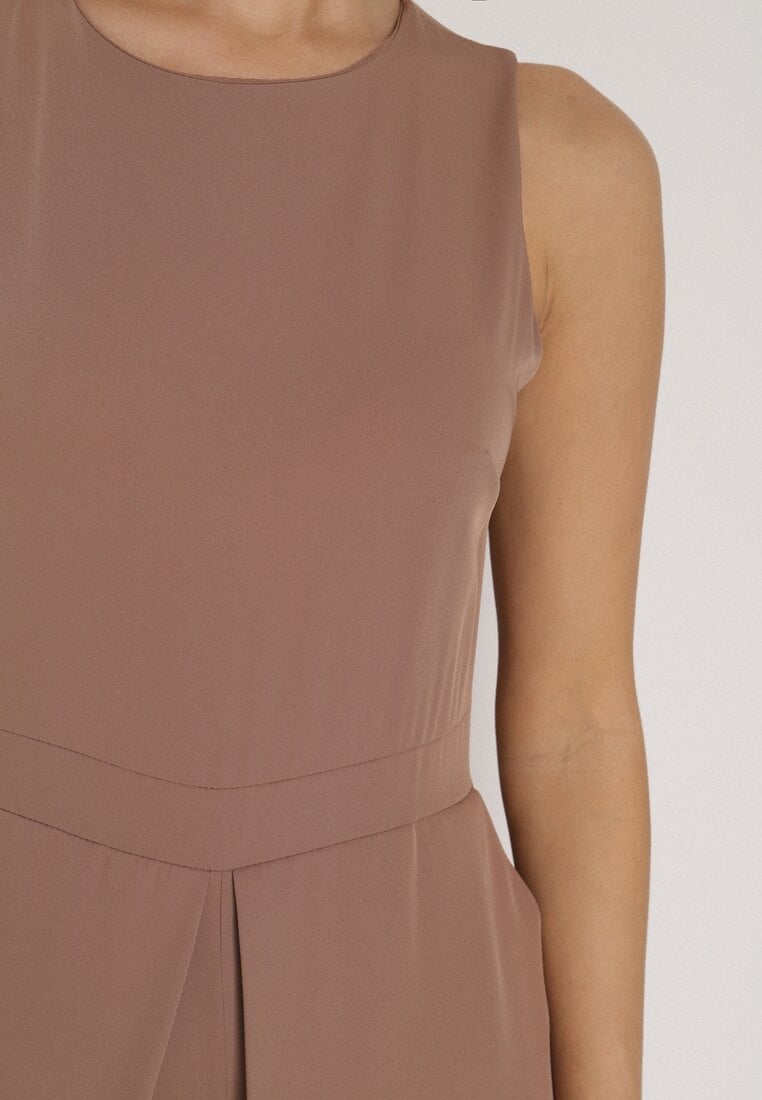 Ciemnobeżowy Elegancki Kombinezon z Ozdobnymi Zakładkami Zellysha