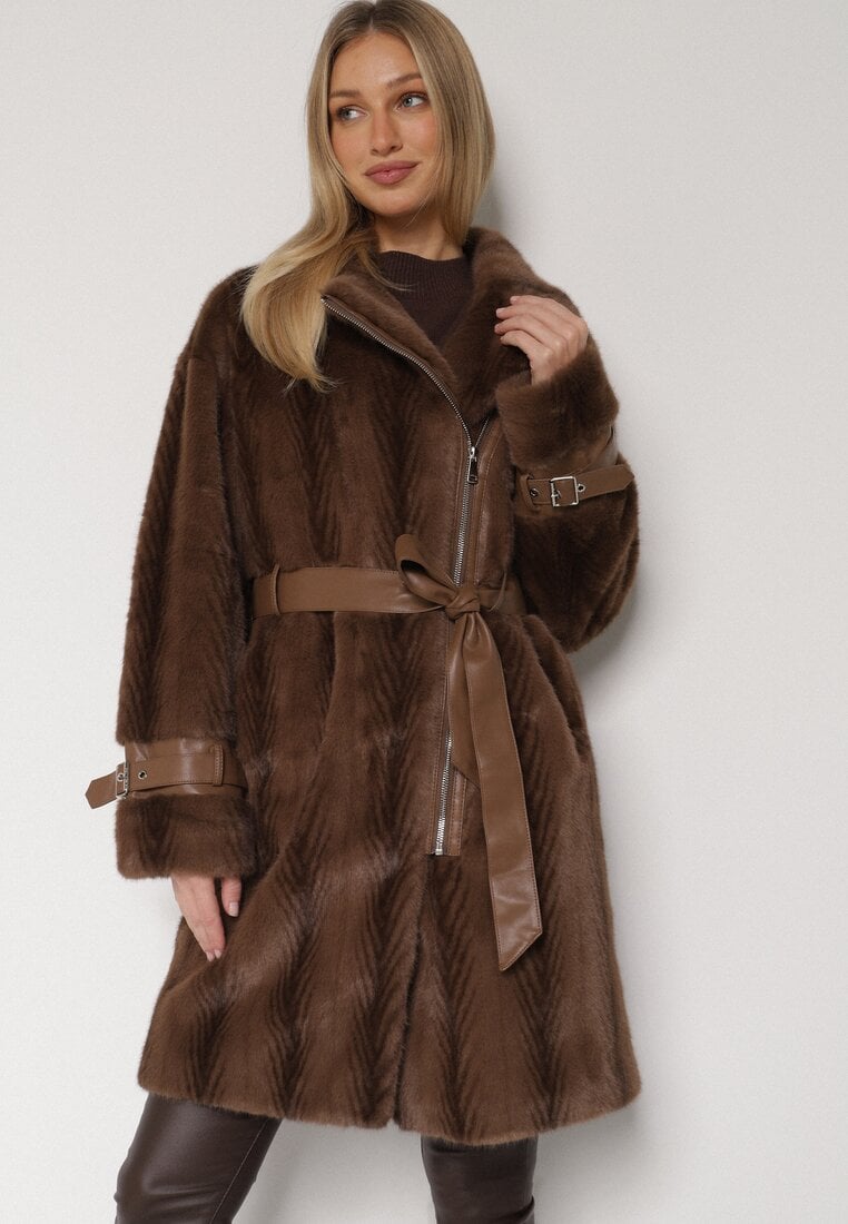 Brązowy Futrzany Płaszcz z Wiązanym Paskiem i Ozdobnymi Sprzączkami Felryna