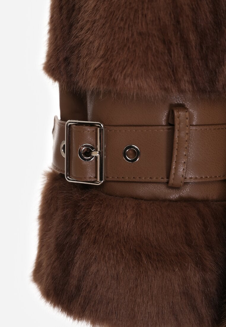 Brązowy Futrzany Płaszcz z Wiązanym Paskiem i Ozdobnymi Sprzączkami Felryna