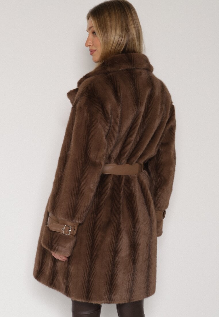 Brązowy Futrzany Płaszcz z Wiązanym Paskiem i Ozdobnymi Sprzączkami Felryna