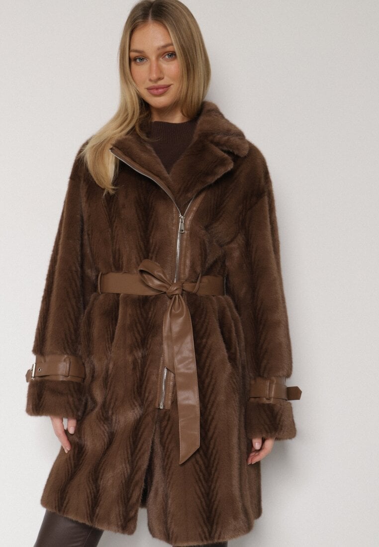 Brązowy Futrzany Płaszcz z Wiązanym Paskiem i Ozdobnymi Sprzączkami Felryna