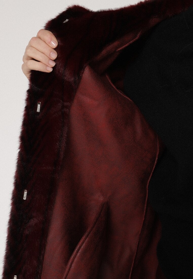 Bordowy Płaszcz Futerko w Pionowy Wzór z Kapturem Cahroris