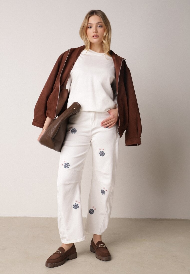 Białe Jeansy Balloon z Wysokim Stanem Zdobione Haftem w Kwiaty Thertheris