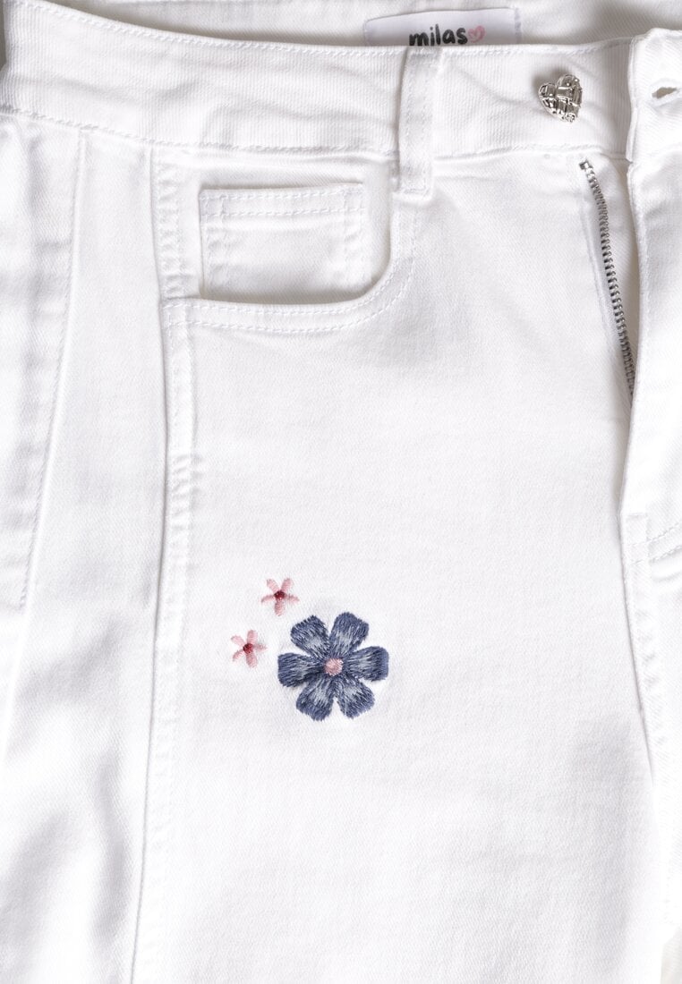 Białe Jeansy Balloon z Wysokim Stanem Zdobione Haftem w Kwiaty Thertheris