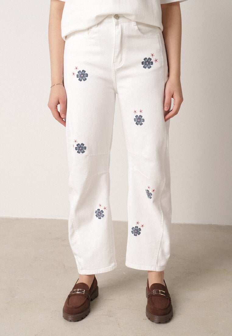 Białe Jeansy Balloon z Wysokim Stanem Zdobione Haftem w Kwiaty Thertheris