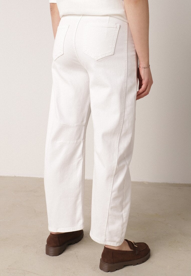 Białe Jeansy Balloon z Wysokim Stanem Zdobione Haftem w Kwiaty Thertheris