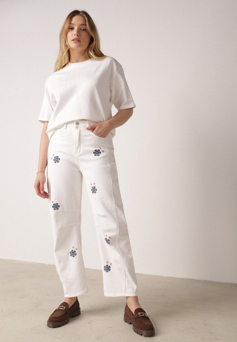 Białe Jeansy Balloon z Wysokim Stanem Zdobione Haftem w Kwiaty Thertheris