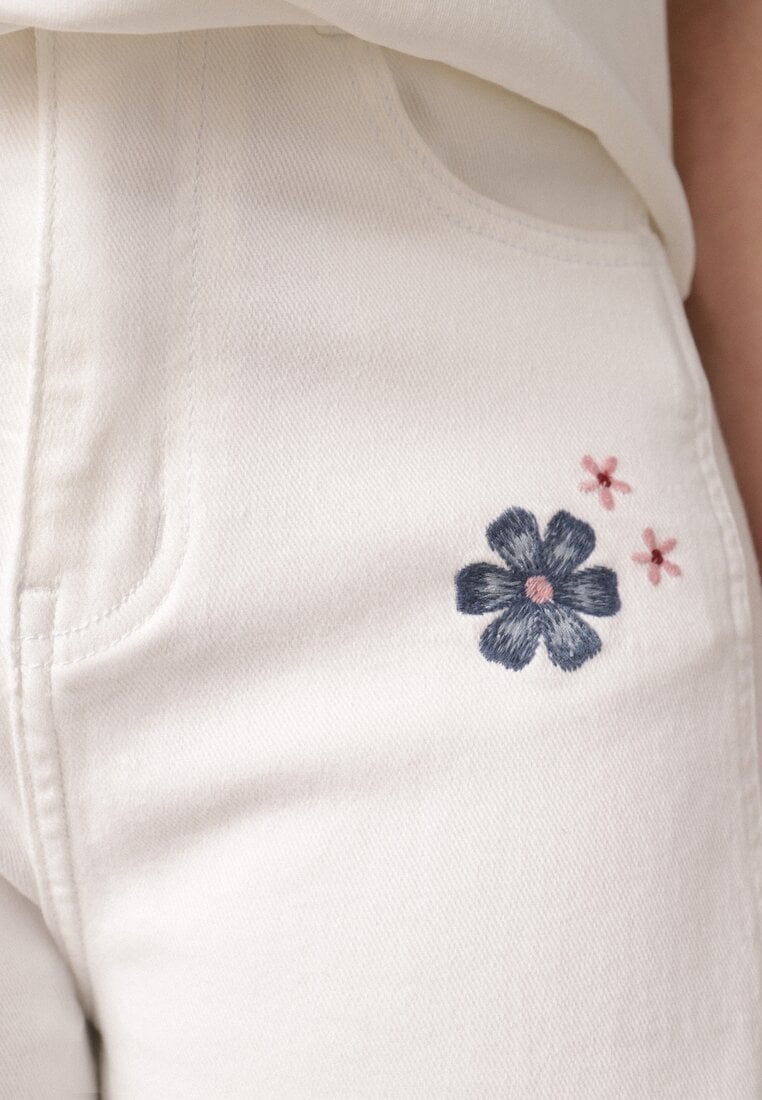 Białe Jeansy Balloon z Wysokim Stanem Zdobione Haftem w Kwiaty Thertheris