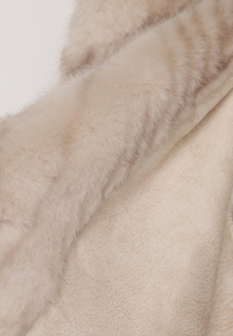 Jasnobeżowy Płaszcz Futerko w Pionowy Wzór z Kapturem Cahroris