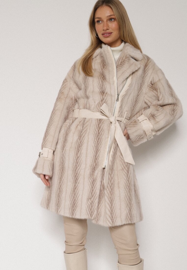 Jasnobeżowy Futrzany Płaszcz z Wiązanym Paskiem i Ozdobnymi Sprzączkami Felryna