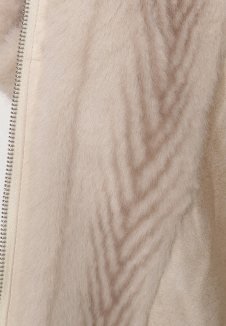 Jasnobeżowy Futrzany Płaszcz z Wiązanym Paskiem i Ozdobnymi Sprzączkami Felryna