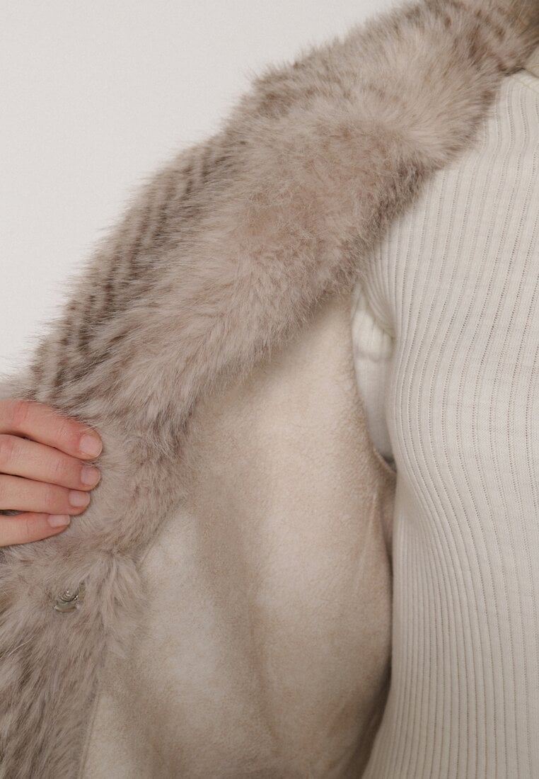 Jasnobeżowy Jednorzędowy Płaszcz Futerko o Klasycznym Kroju Yrelsha