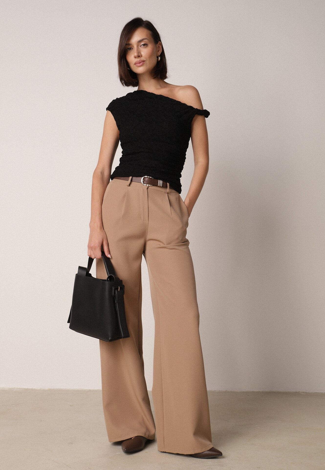 Czarna Koronkowa Bluzka o Asymetrycznym Kroju na Jedno Ramię Nerasos