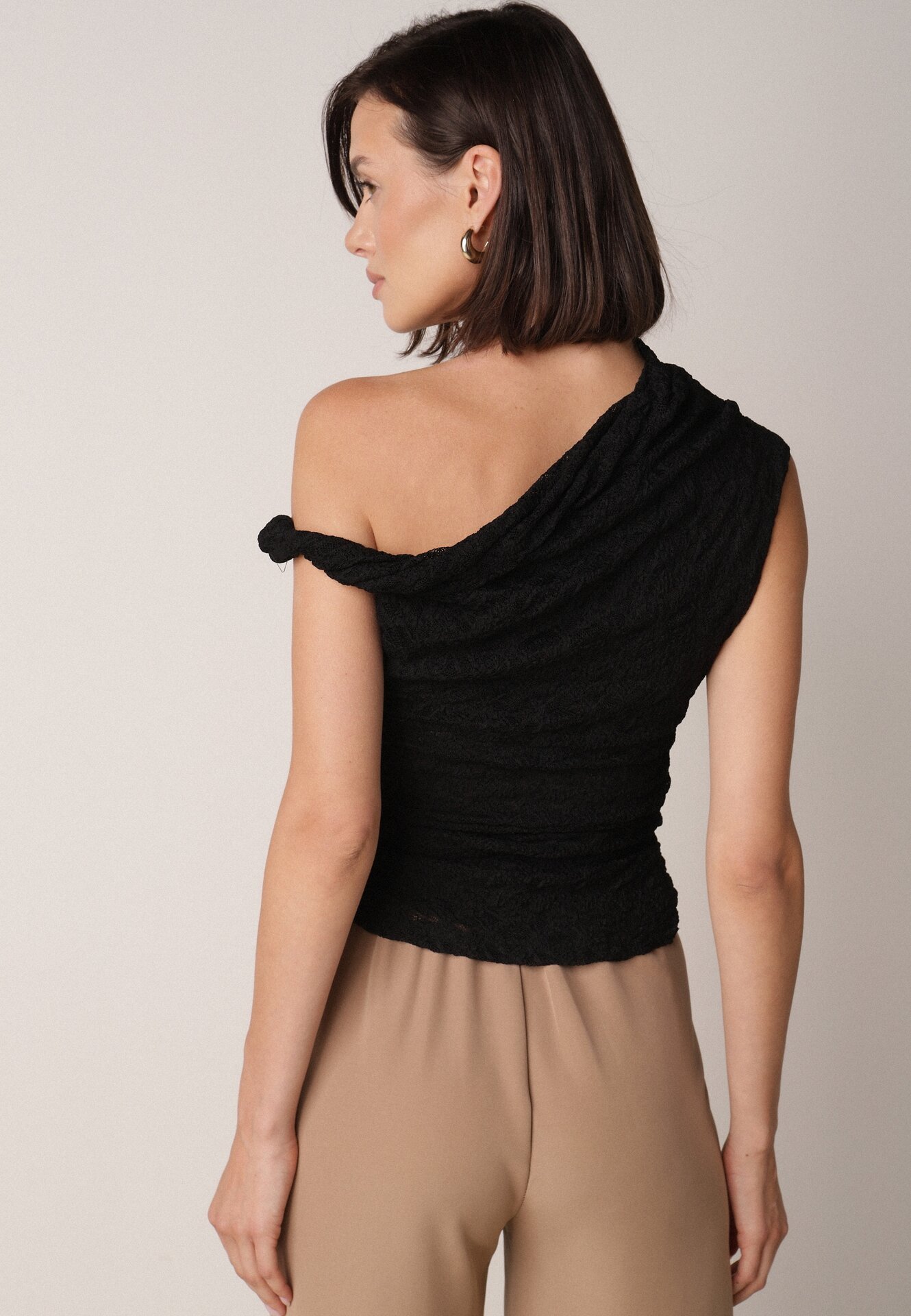 Czarna Koronkowa Bluzka o Asymetrycznym Kroju na Jedno Ramię Nerasos