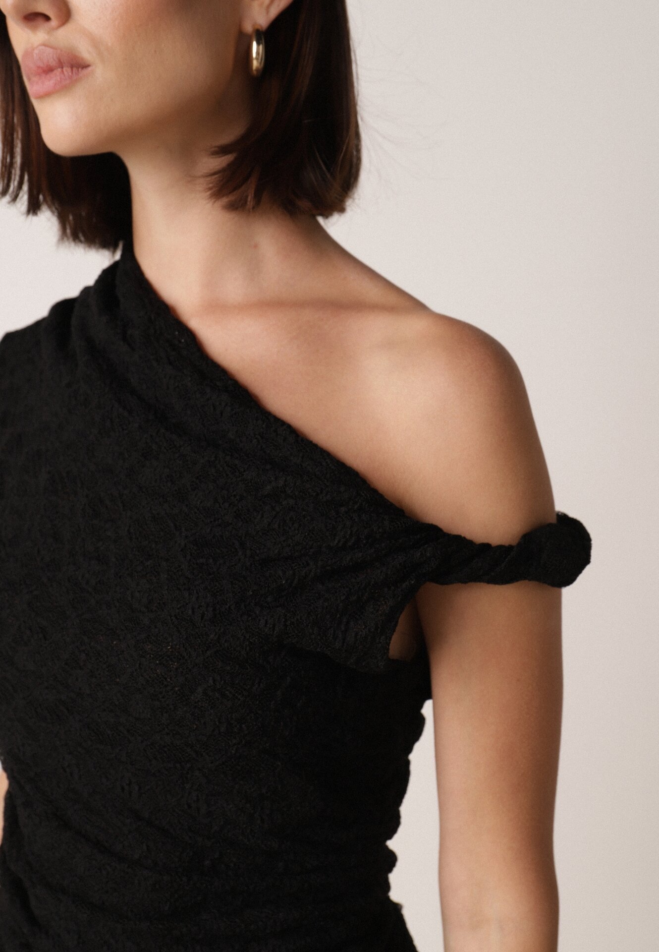 Czarna Koronkowa Bluzka o Asymetrycznym Kroju na Jedno Ramię Nerasos