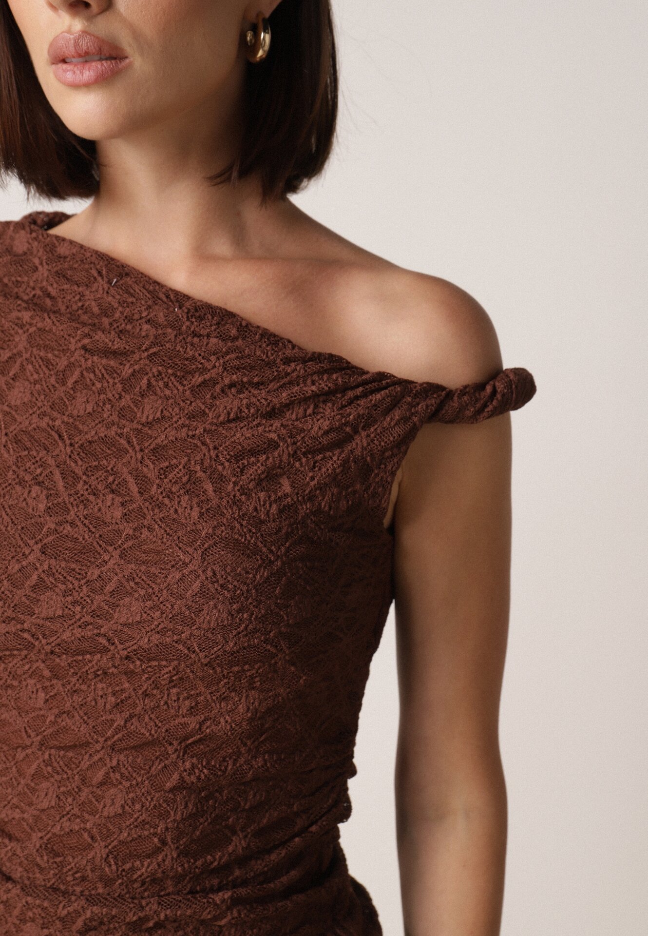 Brązowa Koronkowa Bluzka o Asymetrycznym Kroju na Jedno Ramię Nerasos