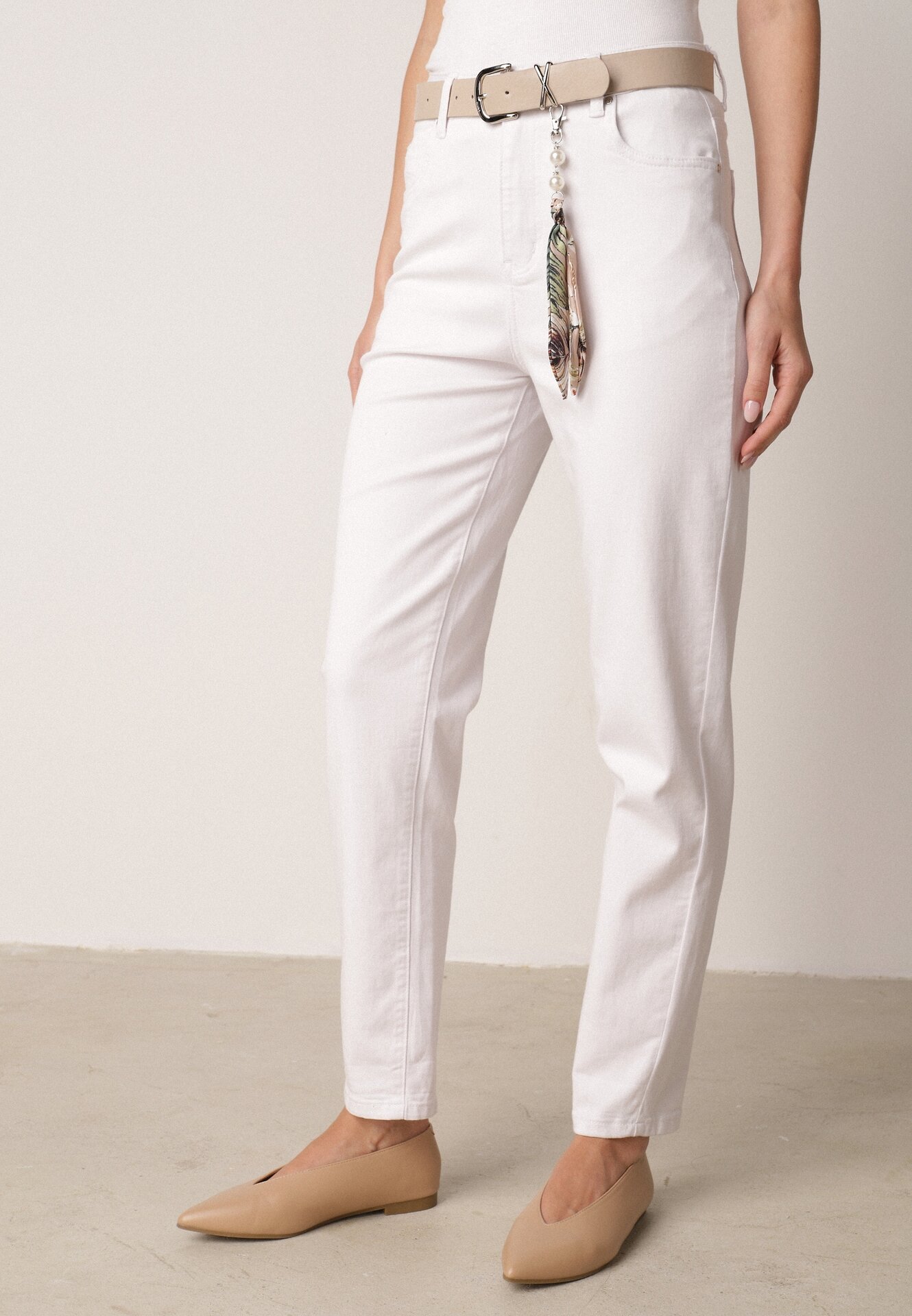 Białe Bawełniano-Wiskozowe Jeansy Mom Fit z Dodatkowym Paskiem Papheilise